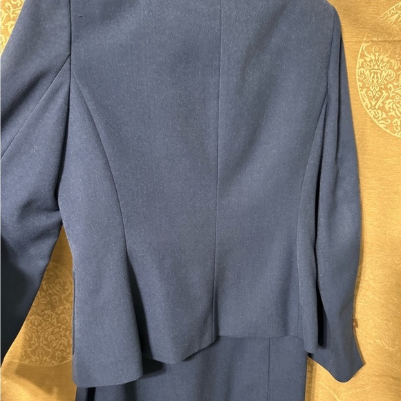 Sag Harbour Women’s Jacket and Skirt Dress Suit Size 10 - Picture 2 of 10